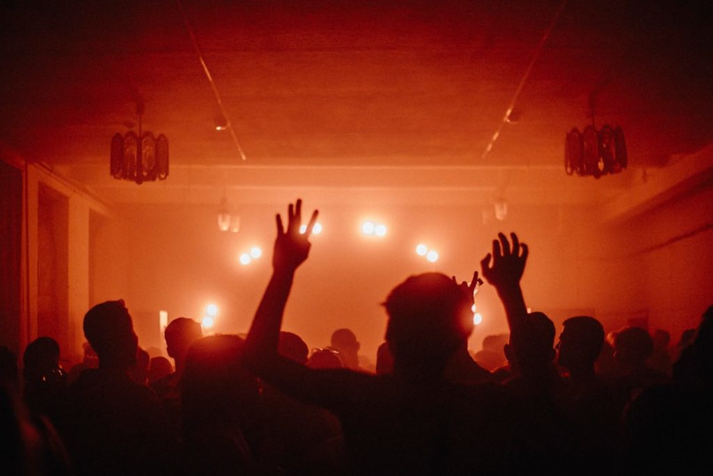 silhouette-photography-unknown-persons-dancing-7ke9owtqcua